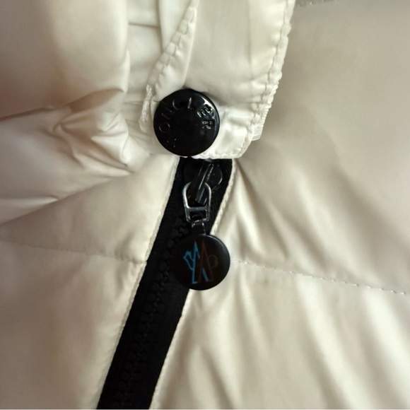 🚩 SOLD 🚩 Moncler Short Hooded Down Puffer Jacket – White/Black (Size 1) - Picture 6 of 10